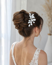 Charger l'image dans la galerie, Peigne de mariée à feuilles en porcelaine blanche, porté verticalement sur le côté d’un chignon haut brun.