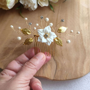 Bijou de cheveux Peigne avec fleur blanche en porcelaine froide, feuilles dorées et délicates branches de perles et cristaux de strass transparent pour coiffure de mariage bohème ou champêtre