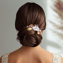 Charger l&#39;image dans la galerie, Peigne de mariage avec fleurs rose, blush et ivoire et feuilles dorées en porcelaine froide pour coiffure de mariage bohème ou champêtre.