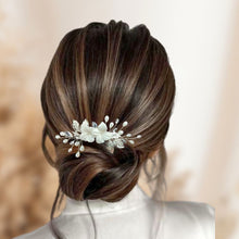 Charger l&#39;image dans la galerie, Peigne à cheveux floral de mariage bohème ou champêtre, Bijou de cheveux fleurs blanches, perles, cristal et feuilles dorées pour mariée romantique