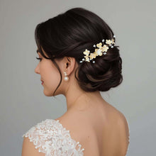 Charger l&#39;image dans la galerie, Peigne à cheveux discret mais lumineux avec petites fleurs en porcelaine froide en blanc et doré et branches de petites perles de rocaille blanches pour coiffure de mariage
