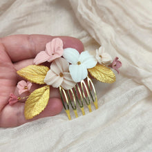 Charger l&#39;image dans la galerie, Peigne de mariage avec fleurs rose, blush et ivoire et feuilles dorées en porcelaine froide pour coiffure de mariage bohème ou champêtre.