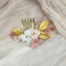 Charger l&#39;image dans la galerie, Peigne de mariage avec fleurs rose, blush et ivoire et feuilles dorées en porcelaine froide pour coiffure de mariage bohème ou champêtre.