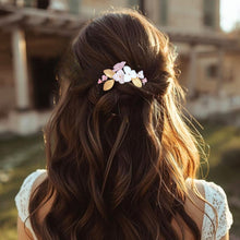 Charger l&#39;image dans la galerie, Peigne de mariage avec fleurs rose, blush et ivoire et feuilles dorées en porcelaine froide pour coiffure de mariage bohème ou champêtre.