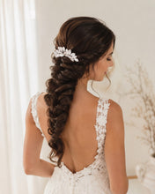 Charger l'image dans la galerie, Peigne avec feuilles en porcelaine blanche, glissé dans une longue tresse brune de mariée romantique.