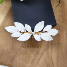 Charger l'image dans la galerie, Bijou de cheveux de mariée Elisa, feuilles en porcelaine blanche sur peigne