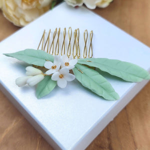 Peigne à cheveux pour coiffure de mariée ou demoiselle d'honneur avec feuilles et fleurs d'olivier en porcelaine froide.