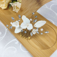 Charger l&#39;image dans la galerie, peigne à cheveux floral avec feuilles et fleurs blanches en porcelaine froide, perles naturelles d&#39;eau douce et cristaux de strass pour chignon de mariage ou coiffure de soirée