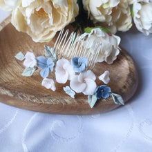 Charger l'image dans la galerie, Peigne floral de mariage décoré de fleurs en porcelaine bleu et blanc rosé, accessoire élégant pour mariée