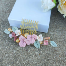Charger l'image dans la galerie, Peigne mariage décoré de fleurs en porcelaine rose et perles, accessoire élégant pour coiffure de mariée
