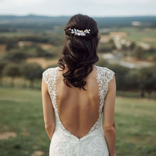 Charger l'image dans la galerie, Peigne Violeta porté sur demi-attache, accessoire de cheveux floral pour mariée