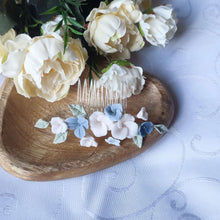 Charger l'image dans la galerie, Peigne mariée avec fleurs en porcelaine bleu et blanc rosé, composition florale délicate pour coiffure de mariage