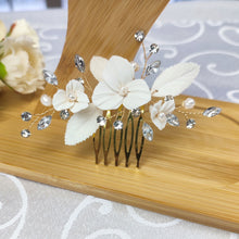 Charger l&#39;image dans la galerie, peigne à cheveux floral avec feuilles et fleurs blanches en porcelaine froide, perles naturelles d&#39;eau douce et cristaux de strass pour chignon de mariage ou coiffure de soirée