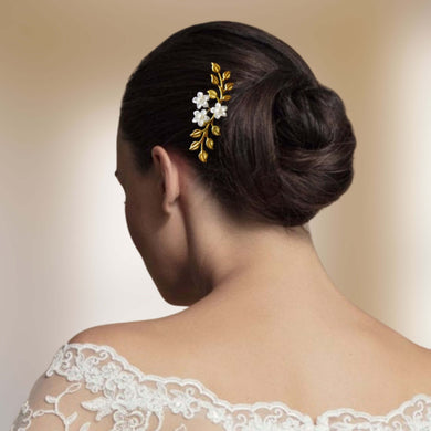petit bijou de cheveux style rustique avec 2 branches de feuilles dorées et 3 petites fleurs monté sur une épingle à chignon
