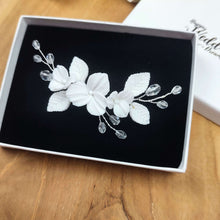 Charger l&#39;image dans la galerie, Ornement de cheveux avec cristal transparent et fleurs et feuilles blanches en porcelaine froide pour chignon ou coiffure de mariage