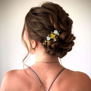 Bijou de cheveux Petit peigne floral en laiton doré avec des fleurs blanches en porcelaine froide et des cristaux de strass pour coiffure de mariage vintage ou bohème