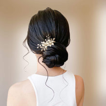 Charger l&#39;image dans la galerie, Petit bijou de cheveux Peigne avec fleurs ivoires, perles, cristal et feuilles argentées pour coiffure de mariée ou demoiselle d&#39;honneur