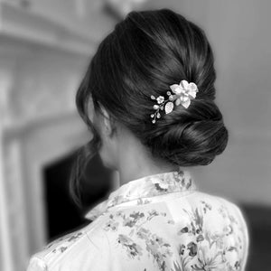 Petite barrettes florale pour coiffure de mariée, témoin ou demoiselle d'honneur avec strass et fleurs et feuilles blanches en argile polymère