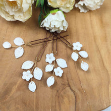 Charger l&#39;image dans la galerie, Lot de 4 épingles à cheveux florales avec feuilles et petites fleurs blanches en porcelaine froide pour coiffure de mariage champêtre