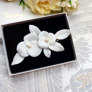 Barrette à cheveux florale pour coiffure de mariage avec fleurs et feuilles blanches en porcelaine froide