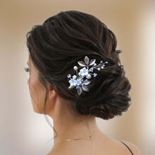 Charger l&#39;image dans la galerie, Bijou de cheveux Petite barrette florale pour coiffure de mariage avec perles blanches et violettes, fleurs blanches, et feuilles argentées