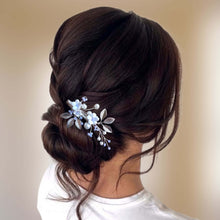 Charger l&#39;image dans la galerie, Bijou de cheveux Petite barrette florale pour coiffure de mariage avec perles blanches et violettes, fleurs blanches, et feuilles argentées