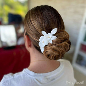 Pince à cheveux florale pour coiffure de mariage avec fleurs et feuilles blanches en porcelaine froide