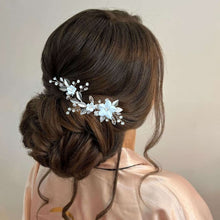 Charger l&#39;image dans la galerie, Bijou de cheveux floral avec cristaux de strass et perles en cristal transparent, perles nacrées, fleurs blanches et feuilles argentées pour chignon de mariage champêtre