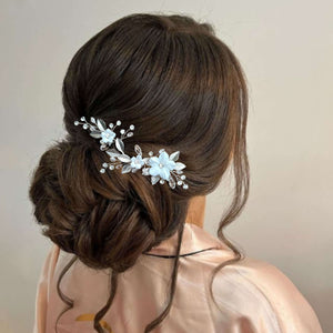 Bijou de cheveux floral avec cristaux de strass et perles en cristal transparent, perles nacrées, fleurs blanches et feuilles argentées pour chignon de mariage champêtre