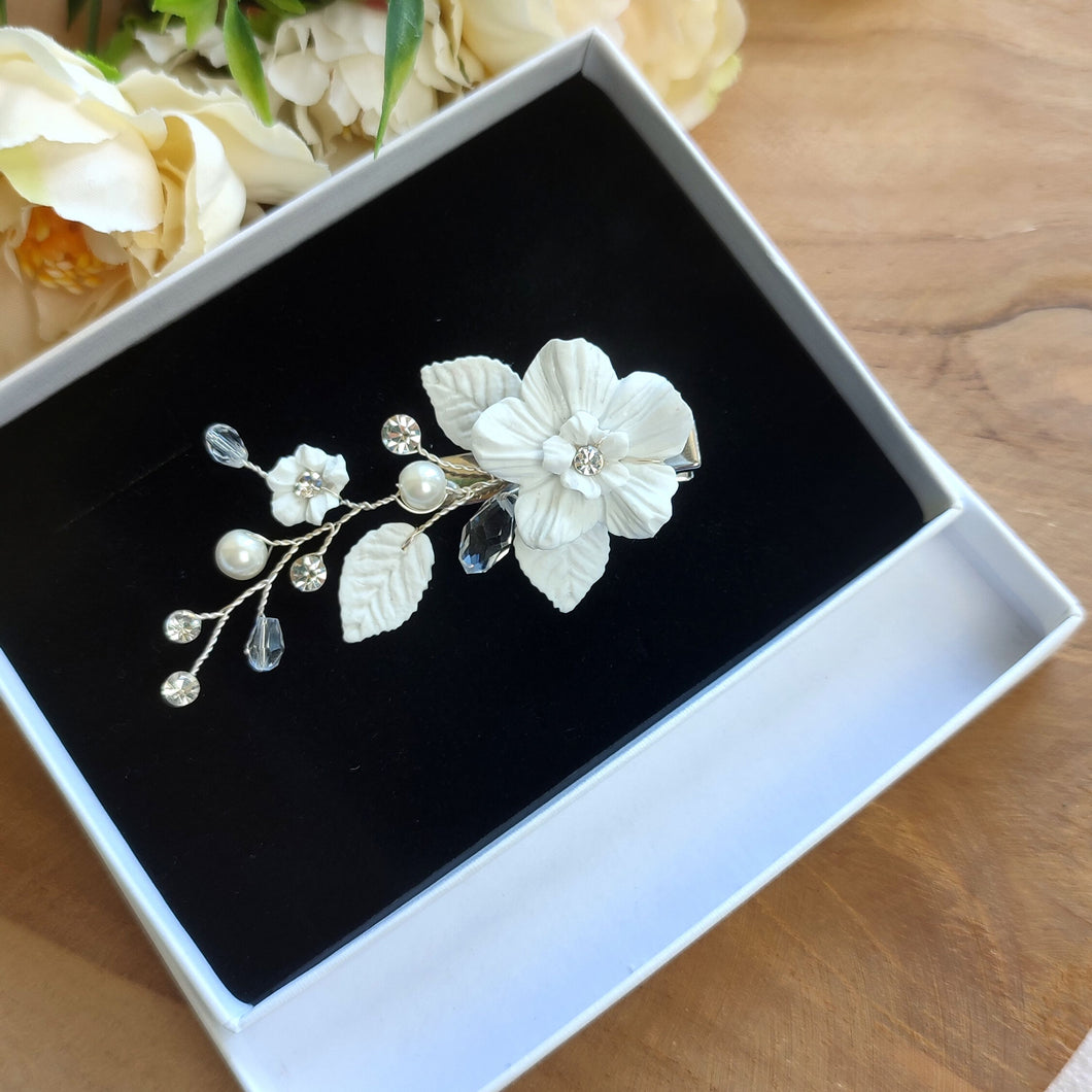 Petite barrettes florale pour coiffure de mariée, témoin ou demoiselle d'honneur avec strass et fleurs et feuilles blanches en argile polymère