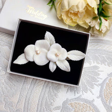 Charger l&#39;image dans la galerie, Clip à cheveux floral pour coiffure de mariage avec fleurs et feuilles blanches en porcelaine froide