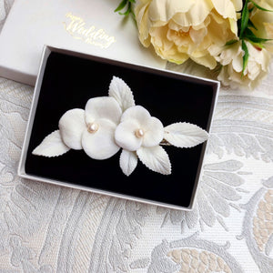 Clip à cheveux floral pour coiffure de mariage avec fleurs et feuilles blanches en porcelaine froide