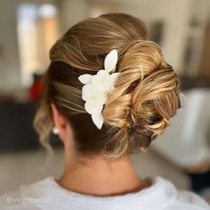 Pince à cheveux florale pour coiffure de mariage avec fleurs et feuilles blanches en porcelaine froide