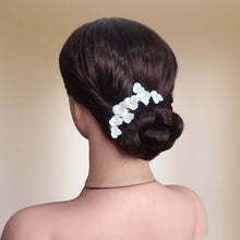 Charger l&#39;image dans la galerie, Clip à cheveux avec fleurs blanches en porcelaine froide pour coiffure de mariage