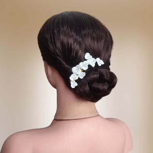 Clip à cheveux avec fleurs blanches en porcelaine froide pour coiffure de mariage