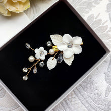 Charger l&#39;image dans la galerie, Pince à cheveux Audra dorée ornée de fleurs blanches et strass, bijou de mariage élégant.