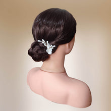 Charger l&#39;image dans la galerie, Petite Barrette à cheveux avec fleur et pistils blancs en porcelaine froide pour coiffure de mariage