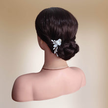 Charger l&#39;image dans la galerie, Petite Barrette à cheveux avec fleur et pistils blancs en porcelaine froide pour coiffure de mariage