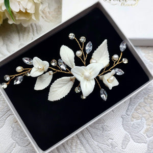 bijou de cheveux floral avec feuilles et fleurs blanches en porcelaine froide, perles naturelles d'eau douce et cristaux de strass pour chignon de mariage ou coiffure de soirée