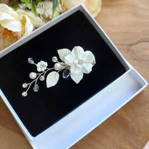 Barrette/pince à Cheveux Mariée - Couleur Blanc Cassé Et Bordeaux, Motif Fleur, Neuf Avec étiquettes, Pas Cher
