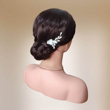 Charger l&#39;image dans la galerie, Petite Barrette à cheveux avec fleur et pistils blancs en porcelaine froide pour coiffure de mariage