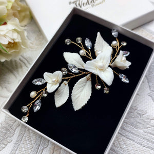 peigne à cheveux floral avec feuilles et fleurs blanches en porcelaine froide, perles naturelles d'eau douce et cristaux de strass pour chignon de mariage ou coiffure de soirée