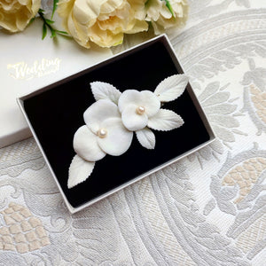 Barrette à cheveux florale pour coiffure de mariage avec fleurs et feuilles blanches en porcelaine froide