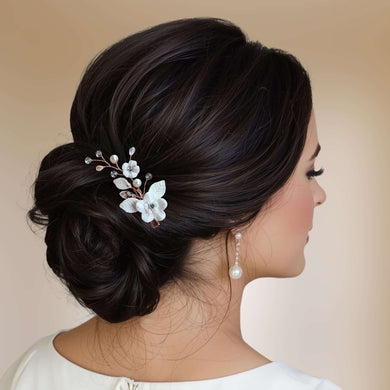 Petite barrettes florale pour coiffure de mariée, témoin ou demoiselle d'honneur avec strass et fleurs et feuilles blanches en porcelaine froide