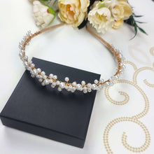 Charger l'image dans la galerie, Serre-tête Ambria en perles, bijou de cheveux bohème fait main pour mariage