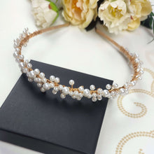 Charger l'image dans la galerie, Détail du serre-tête Ambria en perles, bijou de cheveux bohème fait main pour mariage