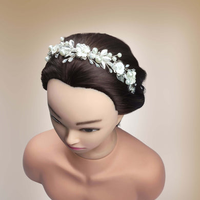 Serre-tête floral avec perles nacrées, cristaux transparents, strass scintillant, feuilles argentées et fleurs blanches pour coiffure de mariage romantique