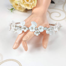 Charger l'image dans la galerie, Serre-tête cheveux mariée Lysia en porcelaine blanche, détail de la structure florale et des perles nacrées.