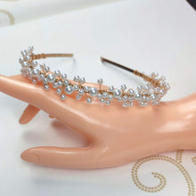 Charger l'image dans la galerie, Serre-tête Ambria en perles nacrées, accessoire de cheveux bohème pour coiffure de mariée