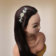 Charger l&#39;image dans la galerie, bandeau de cheveux floral avec feuilles argentées et perles pour coiffure de mariage rustique ou vintage